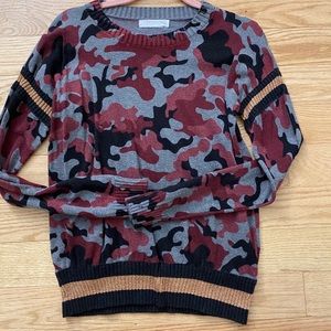 Decker Luxe Camo top